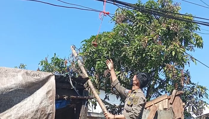 Sejumlah Kabel Listrik Keluarkan Asap dan Percikan Api di Pasar Cisarua, Diduga Disuntik Arus Ilegal