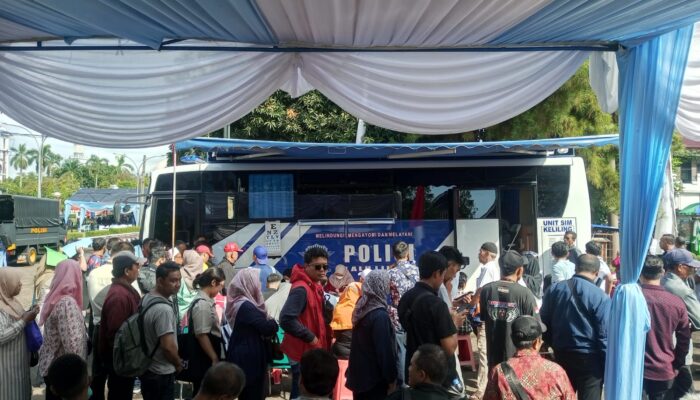 Ratusan Warga Antri Panas-panasan Demi Perpanjang SIM Gratis di Lapangan Tegar Beriman