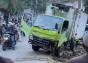 Diduga Rem Blong, Truk Box Hino Tabrak Pemotor di Cisarua Hingga Tewas