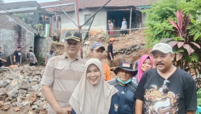 Pemdes Gunung Putri Kerahkan Warga dan Relawan Dukung Percepatan Pembangunan TPT SDN 06 Pasca Longsor