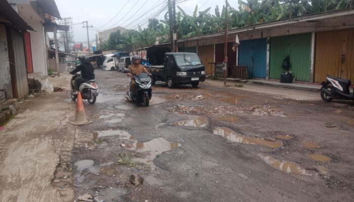 Warga Keluhkan Jalan Lingkar Pasar Cileungsi Rusak Parah Selama Bertahun-tahun, Kades Minta Perbaikan Segera