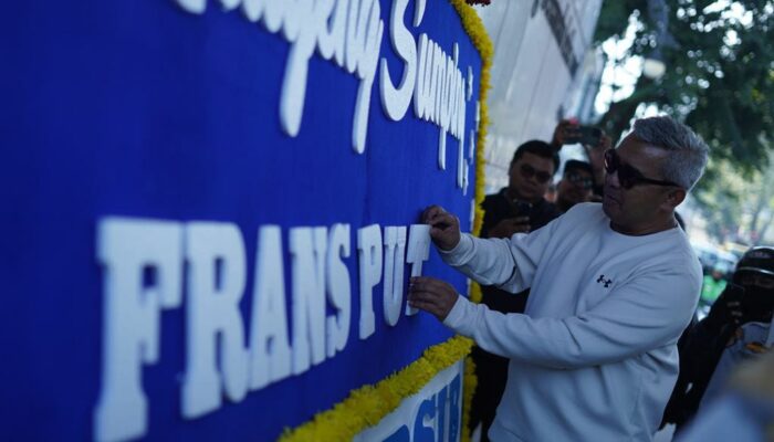Walikota Bandung Susun Nama Frans Putros dalam Wilujeng Sumping di Karangan Bunga