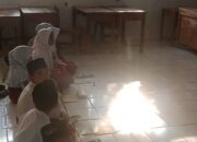 Miris! Siswa MI Darussalam Klapanunggal Terpaksa Belajar di Lantai Akibat Keterbatasan Fasilitas