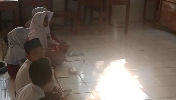 Miris! Siswa MI Darussalam Klapanunggal Terpaksa Belajar di Lantai Akibat Keterbatasan Fasilitas