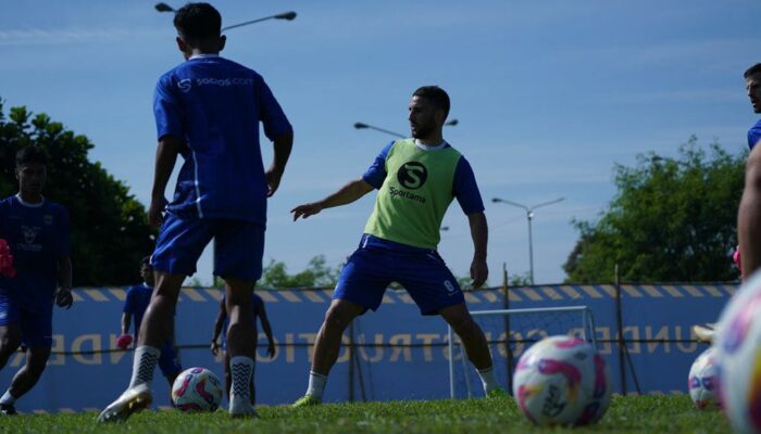 Lucho Berharap Skuad Persib Semakin Padu