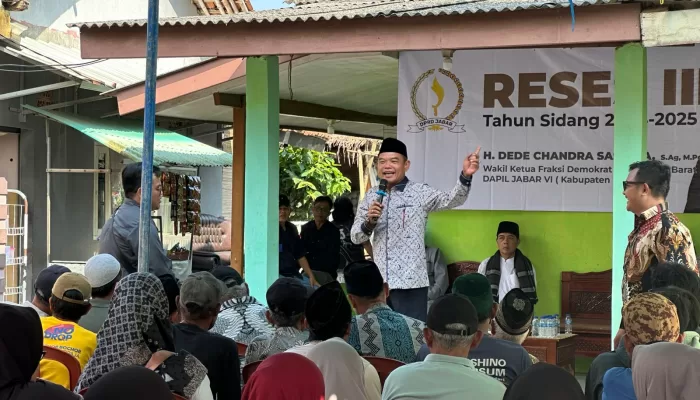 Kang Dechan Bebaskan Lahan Pemakaman Umum di Rumpin