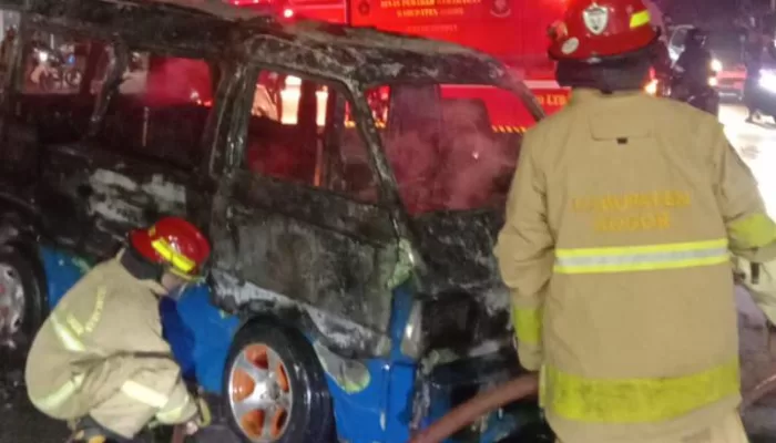 1 Orang Alami Luka Bakar Imbas Angkot Terbakar di Leuwiliang