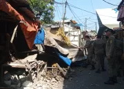Banyak Kabel Listrik yang Berasap dalam Pembongkaran 130 Lapak Liar PKL di Pasar Cisarua