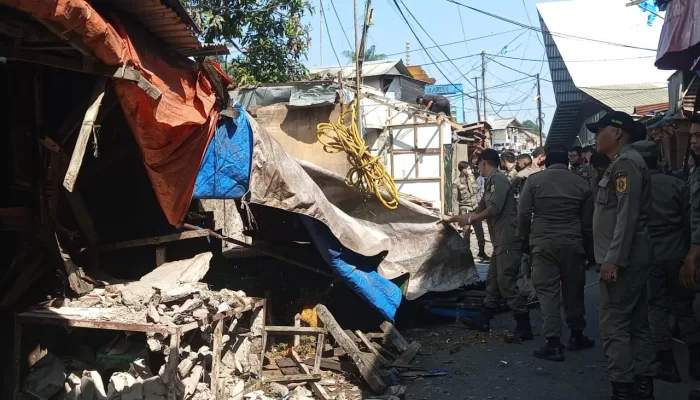 Banyak Kabel Listrik yang Berasap dalam Pembongkaran 130 Lapak Liar PKL di Pasar Cisarua