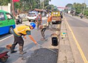 Kementrian PUPR Gercep Tambal Jalan Raya Kemang-Parung yang Berlubang Akibat Tergerus Air Hujan