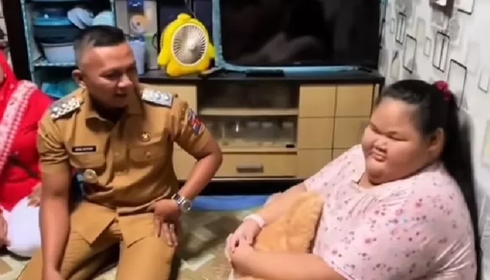 Jenal Mutaqin Sambangi Rumah Intan Siswi Obesitas, Beri Semangat Ingin Jadi Polwan