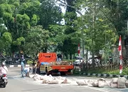 Tali Pengikat Truk Putus, Puluhan Semen Berhamburan di Jalan Tegar Beriman Cibinong