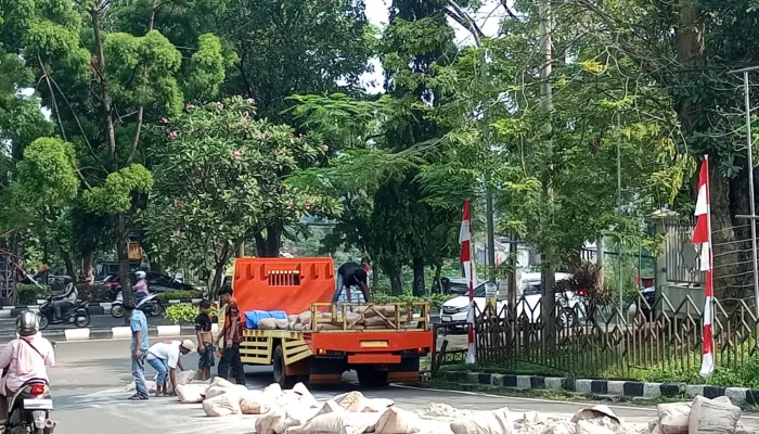 Tali Pengikat Truk Putus, Puluhan Semen Berhamburan di Jalan Tegar Beriman Cibinong