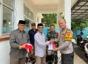 Polsek Kemang dan Muspika Bagikan Bendera Merah Putih untuk Bangkitkan Nasionalisme Warga