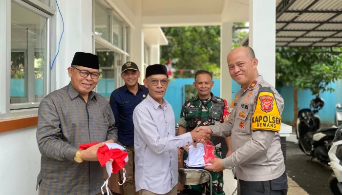 Polsek Kemang dan Muspika Bagikan Bendera Merah Putih untuk Bangkitkan Nasionalisme Warga