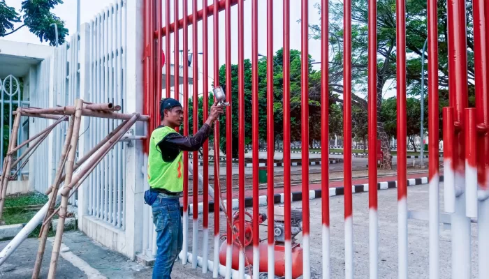 Pagar Hingga Lampu Serba Merah Putih Warnai Kawasan Stadion Pakansari Jelang HUT RI ke-80