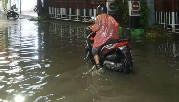 Puluhan Motor Mogok Gegara Nekat Terobos Banjir di Bojonggede, Akses Lalu Lintas Dialihkan