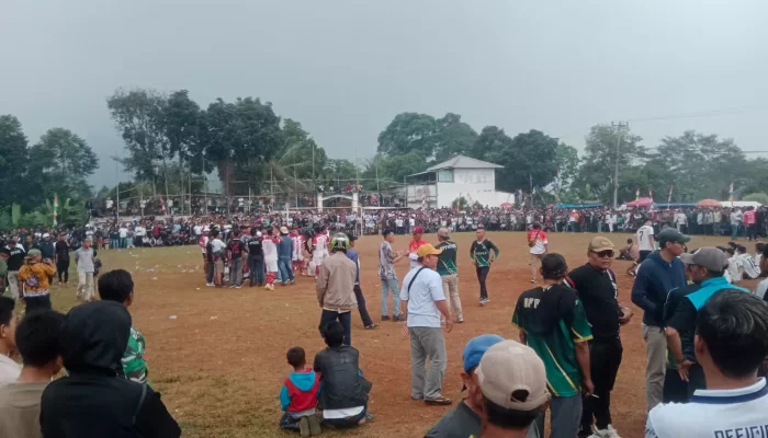 Final Sepak Bola di Sukamakmur Kacau! Penonton Serbu Lapangan, Adu Penalti Batal