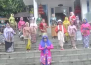 Kebaya Nusantara Berlenggak di Megamendung, Iringan Angklung Meriahkan Panggung Rumah Budaya HMA