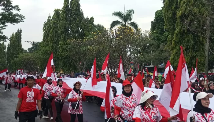 8.500 Orang Ikuti Kirab Bendera Merah Putih Sepanjang 600 Meter di Cibinong
