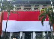 Bendera Merah Putih Raksasa Berkibar di Dinding Stadion Pakansari Jelang HUT ke-80 RI