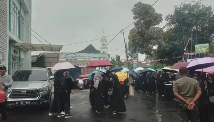 Ratusan Wali Murid SDIT Raudlotul Jannah Ciawi Demo Desak Pihak Yayasan Kembalikan Kepsek dan Guru yang Dipecat