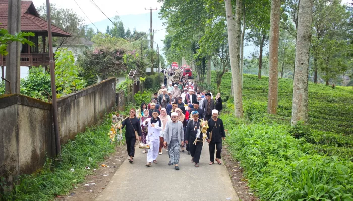 Meriah! Festival Ketupat Puncak Culture Rebo Wekasan 2025 di Desa Tugu Selatan Serap Ribuan Warga