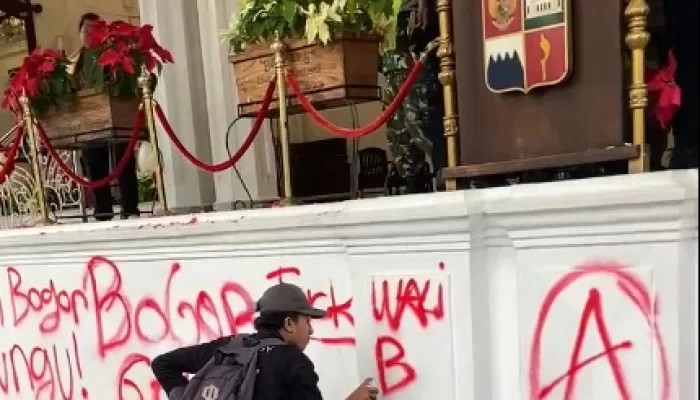 Aksi Vandalisme Warnai Demonstrasi di Balaikota Bogor, Cagar Budaya Jadi Sasaran