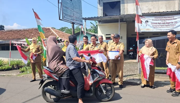 Pemcam Kemang dan Dinas PUPR Bagikan Bendera Merah Putih Secara Gratis
