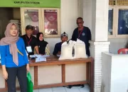 179 Warga Desa Cileungsi Terima Bantuan Pangan dari Bapenas Melalui Bulog