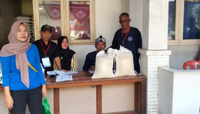 179 Warga Desa Cileungsi Terima Bantuan Pangan dari Bapenas Melalui Bulog