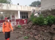 Imbas Hujan Deras, SDN Sirnagalih 2 di Tamansari Tergerus Longsor