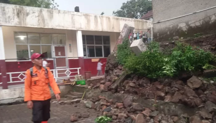 Imbas Hujan Deras, SDN Sirnagalih 2 di Tamansari Tergerus Longsor