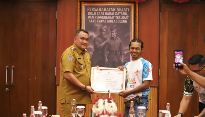 Bupati Rudy Susmanto Bangga FPTI Torehkan Rekor MURI Lewat Pengibaran Bendera Raksasa di Tebing Jeger