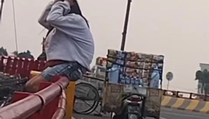 Diduga Depresi Gegara Keluarga, Damkar Selamatkan Wanita di Cibinong yang Hendak Bunuh Diri