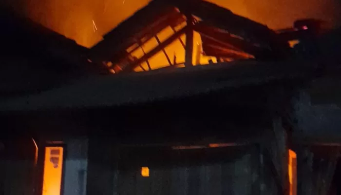 Ditinggal Tidur Usai Dikira Padam, Sisa Bara Api Membakar Gudang Kayu di Klapanunggal