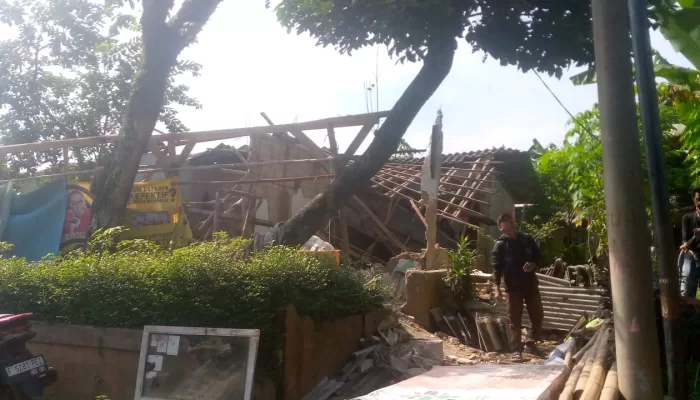 Rumah Ambruk di Griya Salak Asri Ciampea, Penghuni Selamat Berkat Firasat