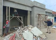 Sekdes Gandoang Pantau Rehabilitasi Kantor Desa, Tegaskan Optimalisasi Tupoksi Perangkat Desa