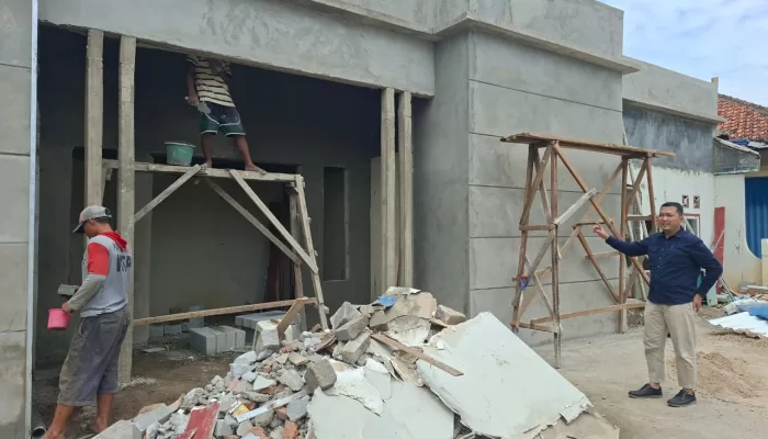 Sekdes Gandoang Pantau Rehabilitasi Kantor Desa, Tegaskan Optimalisasi Tupoksi Perangkat Desa