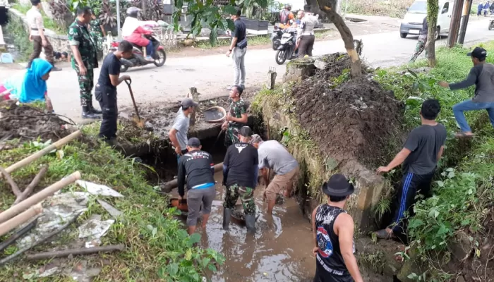 Lanud ATS Bersama Lurah ATS dan Curug Gelar Korve Bersihkan Irigasi Kali Ciracas, Cegah Banjir Lintas Wilayah