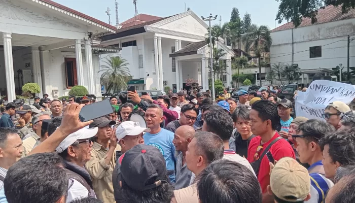 Ratusan Pedagang Demo di Balaikota, Tolak Pembongkaran Pasar Bogor dan Minta Bertahan Hingga Lebaran
