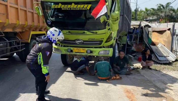 Warung Nasi di Gunung Putri Hancur Usai Dihantam Truk Hino, Kerugian Capai Rp 8 Juta