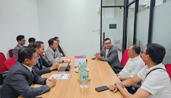 PLN UP3 Gunung Putri Sambangi Pelanggan Dengar Langsung Aspirasi di Hari Pelanggan Nasional