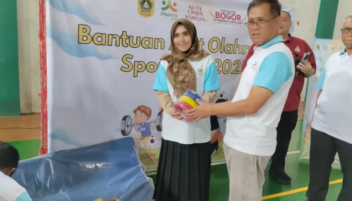 Cetak Atlet Profesional, Dispora Kabupaten Bogor Serahkan Alat Olahraga SportKids