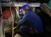 Unik, Damkar Tangani Warga Cibinong yang Tak Bisa Pasang Mesin Penyedot Air