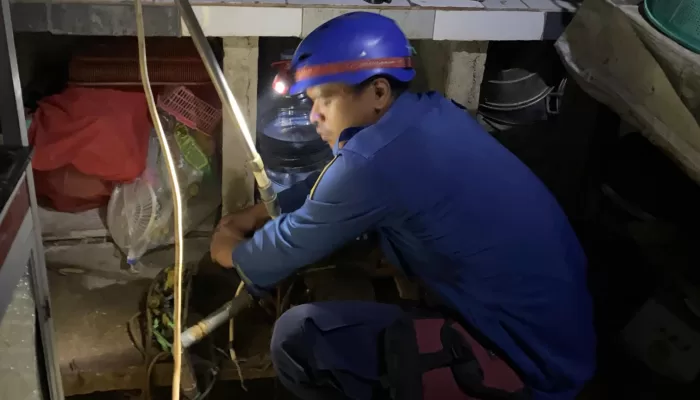 Unik, Damkar Tangani Warga Cibinong yang Tak Bisa Pasang Mesin Penyedot Air