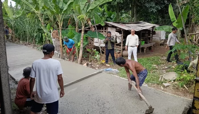 Kades Tegal Rogoh Kantong Pribadi untuk Bangun Jalan Warga