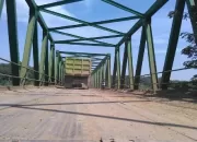 Truk Tambang Bandel Lintasi Jembatan Leuwiranji