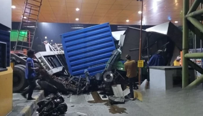 Diduga Rem Blong Truk Kontainer Tabrak GT Ciawi