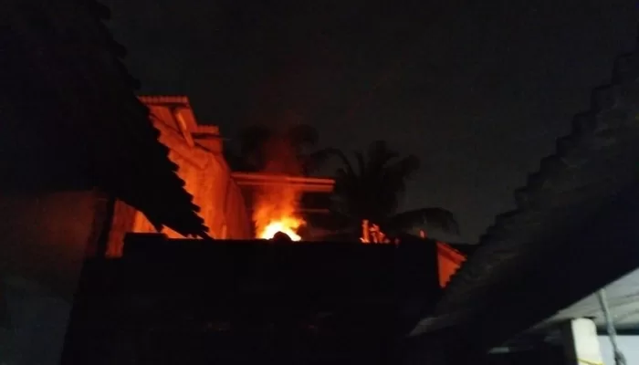 Alami Gangguan Jiwa, Pria di Cibinong Mengamuk Bawa Sajam dan Bakar Rumah Sendiri